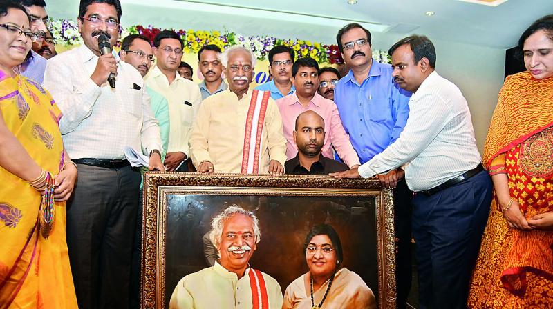 Senior EPFO officials felicitate Union labour and employment minister Bandaru Dattatreya at Park Hyatt hotel on Sunday. (Photo: DC) Senior EPFO officials felicitate Union labour and employment minister Bandaru Dattatreya at Park Hyatt hotel on Sunday. (Photo: DC)