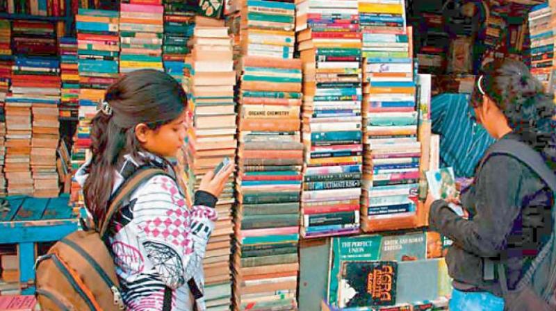 A lively debate has begun in the media on the issue of changes made in the history textbooks of schools in Rajasthan and now in Maharashtra. A lively debate has begun in the media on the issue of changes made in the history textbooks of schools in Rajasthan and now in Maharashtra.