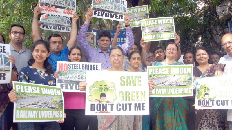 Social activists with Kumara Park residents protest against steel bridge project, at Shivananda Circle in Bengaluru on Sunday. (Photo: DC) Social activists with Kumara Park residents protest against steel bridge project, at Shivananda Circle in Bengaluru on Sunday. (Photo: DC)