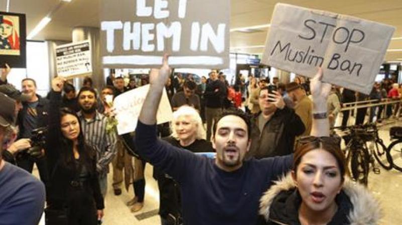 Supporters cheer as an Iranian citizen with a valid US visa arrives at Los Angeles International Airport. (Photo: AP) Supporters cheer as an Iranian citizen with a valid US visa arrives at Los Angeles International Airport. (Photo: AP)