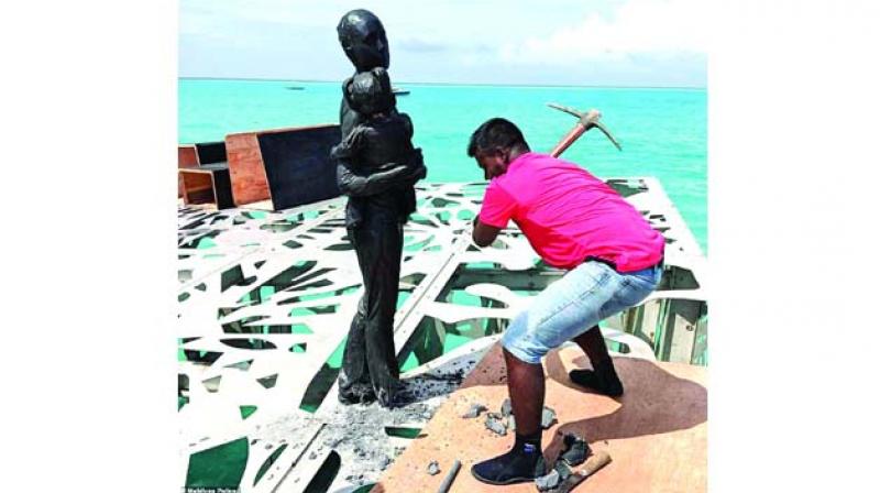 Jason deCaires Taylor’s sculpture being destroyed with pickaxe after outgoing Maldives president Abdulla Yameen ruled it was offensive to Islam. Jason deCaires Taylor’s sculpture being destroyed with pickaxe after outgoing Maldives president Abdulla Yameen ruled it was offensive to Islam.