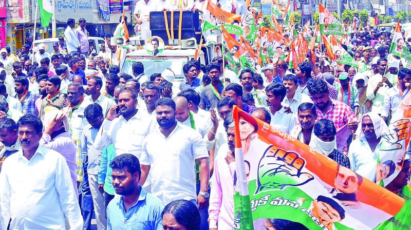Congress LS seat contestant Ponnam Prabhakar and party activists go in a procession to submit nomination papers in Karimnagar on Monday. (Photo:DC) Congress LS seat contestant Ponnam Prabhakar and party activists go in a procession to submit nomination papers in Karimnagar on Monday. (Photo:DC)