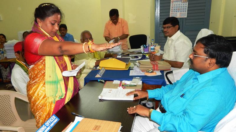 TD MLA candidate for Kovvur constituency V. Anitha takes a pledge after filing the nomination on the final day at Kovvur in West Godavari on Monday. (Photo: DC) TD MLA candidate for Kovvur constituency V. Anitha takes a pledge after filing the nomination on the final day at Kovvur in West Godavari on Monday. (Photo: DC)