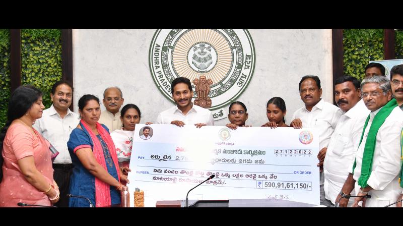 Jagan disburses Rs 590 crore; 2.79 lakh persons to benefit - Vimarsana News