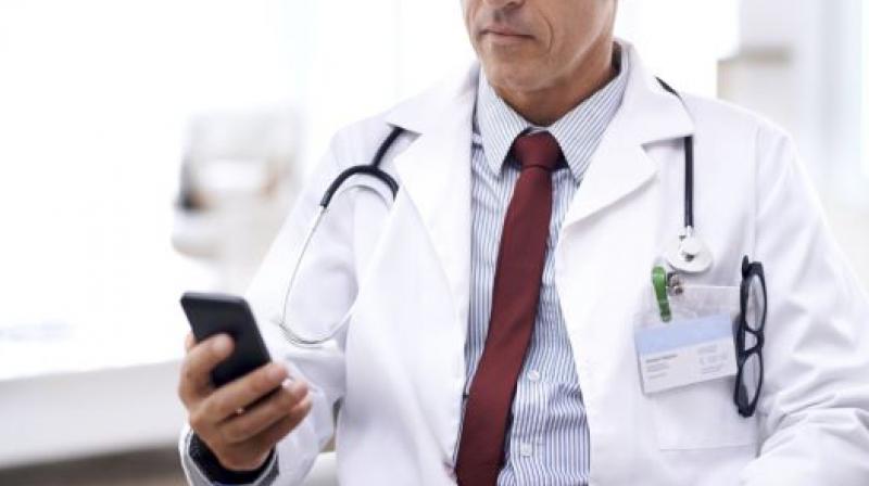 Instead of having to look at the video monitor on the side, surgeons can have the focus of the phone screen right in front of them (Photo: AFP) Instead of having to look at the video monitor on the side, surgeons can have the focus of the phone screen right in front of them (Photo: AFP)