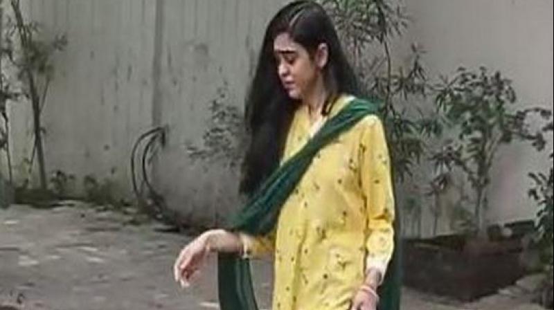 After a few minutes, Aishwarya was seen walking out of the house hurriedly, wiping tears with the dupatta she was wearing along with a yellow salwar suit. (Photo: ANI) After a few minutes, Aishwarya was seen walking out of the house hurriedly, wiping tears with the dupatta she was wearing along with a yellow salwar suit. (Photo: ANI)