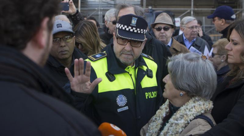A police officer speaks with protesters from the Hazte Oir (Make Yourself Heard) organization during a protest outside the Town Hall in Madrid, Spain, Wednesday, March 1, 2017. (Photo: AP) A police officer speaks with protesters from the Hazte Oir (Make Yourself Heard) organization during a protest outside the Town Hall in Madrid, Spain, Wednesday, March 1, 2017. (Photo: AP)