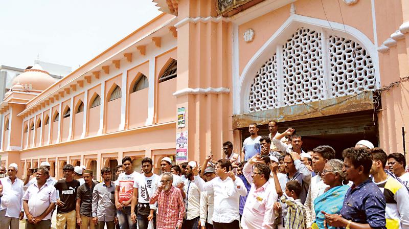 The two visited the market after the traders threatened to shut entire Shivaji Nagar on Saturday if parking is not allowed near the market. The two visited the market after the traders threatened to shut entire Shivaji Nagar on Saturday if parking is not allowed near the market.