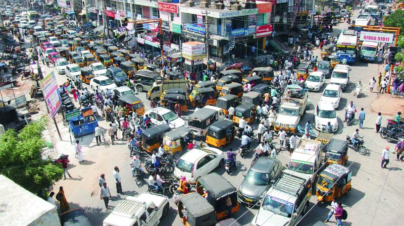 Traffic hurdles at major thourough fares like Sapthagiri circle and Subhash road in Anantapur. (Photo: DC) Traffic hurdles at major thourough fares like Sapthagiri circle and Subhash road in Anantapur. (Photo: DC)