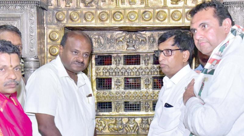Chief Minister H.D. Kumaraswamy and coalition’s Udupi-Chikkamagaluru candidate Pramod Madwaraj ar Sri Krishna Temple in Udupi on Sunday (Photo: KPN) Chief Minister H.D. Kumaraswamy and coalition’s Udupi-Chikkamagaluru candidate Pramod Madwaraj ar Sri Krishna Temple in Udupi on Sunday (Photo: KPN)