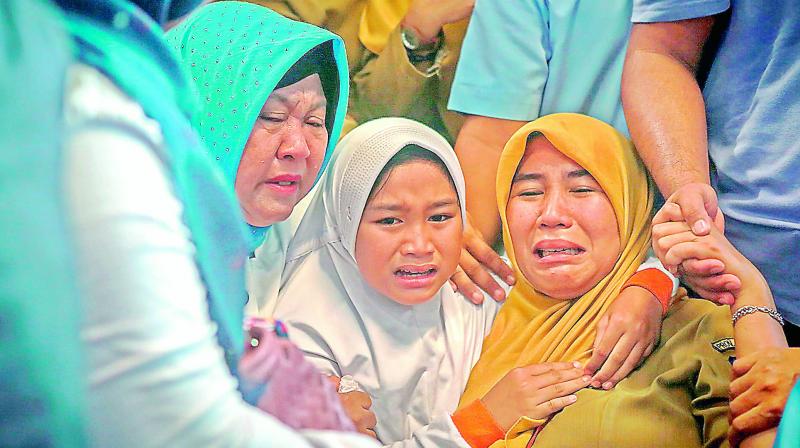 Family members of Indonesian Lion Air JT-610 weep for their relations at Pangkal Pinang airport, in Bangka Belitung province on Monday. (Photo: AFP) Family members of Indonesian Lion Air JT-610 weep for their relations at Pangkal Pinang airport, in Bangka Belitung province on Monday. (Photo: AFP)