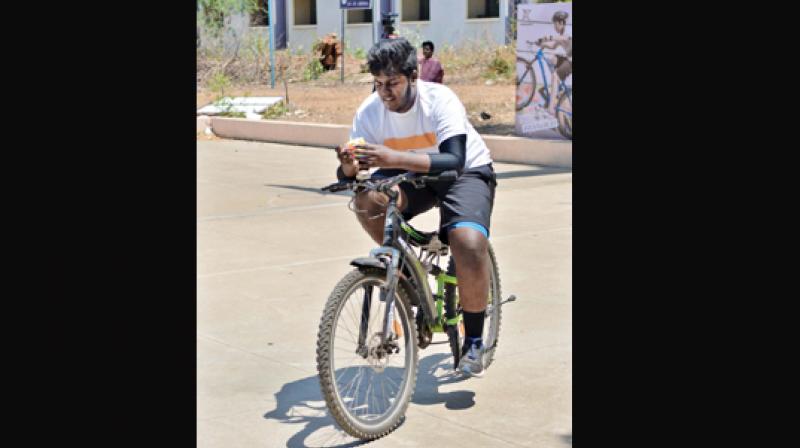 17-year-old city lad P.K. Arumugam during his Guinness attempt. (Photo: DC) 17-year-old city lad P.K. Arumugam during his Guinness attempt. (Photo: DC)
