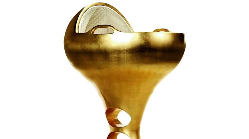 Dodo bassinet in solid gold. Dodo bassinet in solid gold.