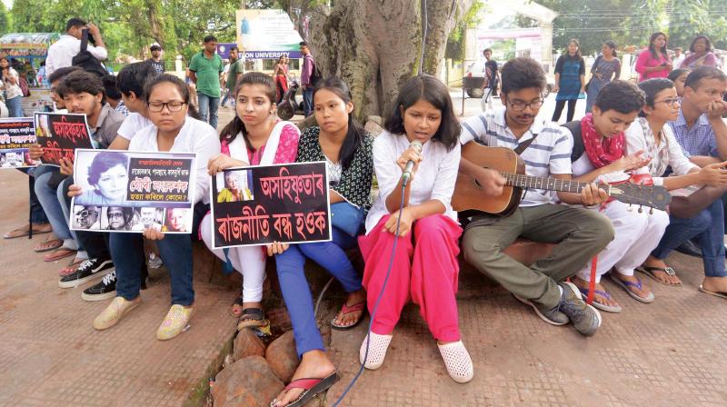 Students stage a sit-in demonstration to protest against the killing of journalist Gauri Lankesh, in front of Nehru Park in Guwahati on Saturday. (Photo: PTI) Students stage a sit-in demonstration to protest against the killing of journalist Gauri Lankesh, in front of Nehru Park in Guwahati on Saturday. (Photo: PTI)