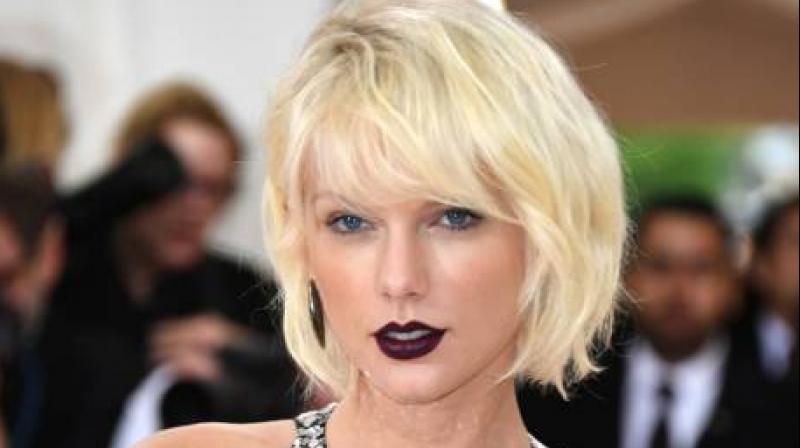 Just days after the request was made, Swift turned up at the hospital clad in a yellow hospital gown and surprised her fan (Photo: AFP) Just days after the request was made, Swift turned up at the hospital clad in a yellow hospital gown and surprised her fan (Photo: AFP)