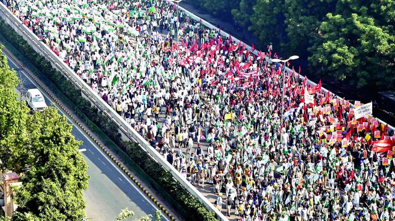 A bird’s-eye view of the Kisan Mukti March, in New Delhi, Friday. Farmers from 24 states have joined the protest to press for their demands, including debt relief and remunerative prices for their produce. —PTI A bird’s-eye view of the Kisan Mukti March, in New Delhi, Friday. Farmers from 24 states have joined the protest to press for their demands, including debt relief and remunerative prices for their produce. —PTI