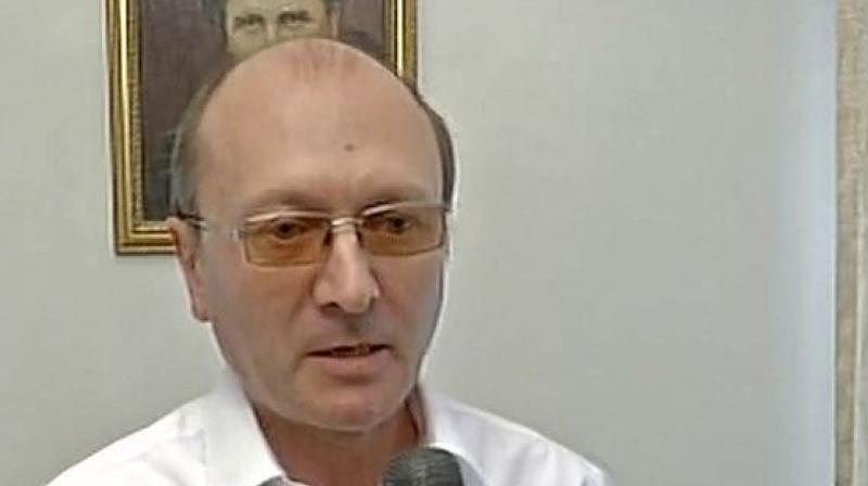 Ukraine ambassador to India Igor Polikha was clicking photographs using his mobile phone when an unidentified man appeared, snatched his phone and fled the spot. (Photo: ANI | Twitter) Ukraine ambassador to India Igor Polikha was clicking photographs using his mobile phone when an unidentified man appeared, snatched his phone and fled the spot. (Photo: ANI | Twitter)