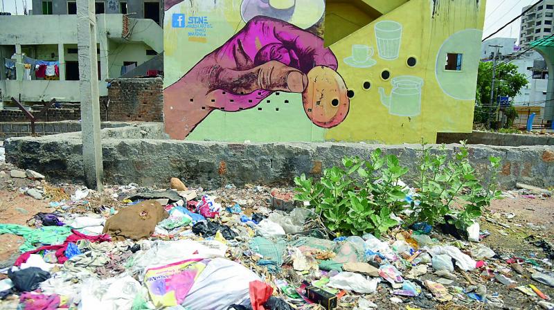 Trash is piled up near the highly appreciated street art (Photo: DC) Trash is piled up near the highly appreciated street art (Photo: DC)