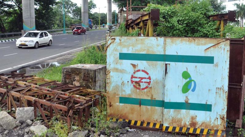 The road blocks and other materials used for construction by the Kochi Metro Rail Ltd are left abandoned near Kalamassery. The Aluva-Palarivattom stretch is littered with several such abandoned materials. (Photo: SUNOJ NINAN MATHEW.) The road blocks and other materials used for construction by the Kochi Metro Rail Ltd are left abandoned near Kalamassery. The Aluva-Palarivattom stretch is littered with several such abandoned materials. (Photo: SUNOJ NINAN MATHEW.)
