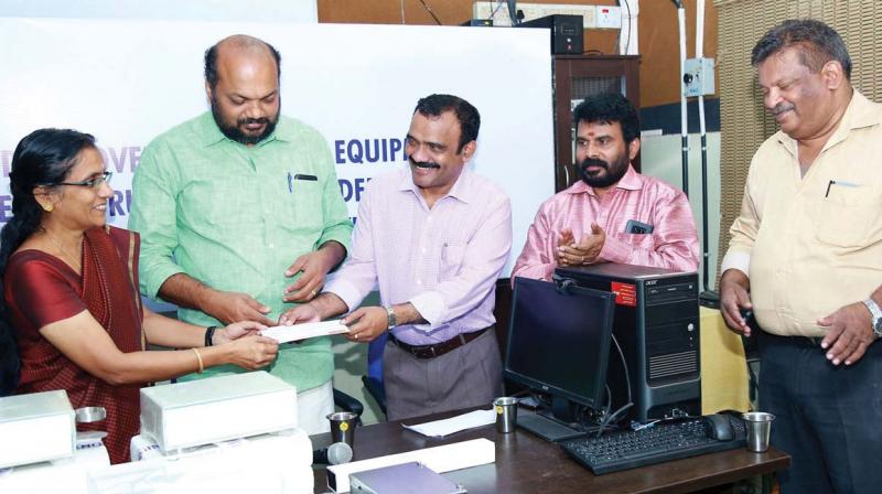 IMA Kochi branch president Dr. M. Narayanan hands over `40 lakh it collected for the free food distribution programme at Ernakulam General Hospital to hospital superintendent Dr A. Anitha in Kochi on Thursday. CPM district secretary P. Rajeev, Dr V. Madhu and Dr. Junaid Rahman look on. IMA Kochi branch president Dr. M. Narayanan hands over `40 lakh it collected for the free food distribution programme at Ernakulam General Hospital to hospital superintendent Dr A. Anitha in Kochi on Thursday. CPM district secretary P. Rajeev, Dr V. Madhu and Dr. Junaid Rahman look on.