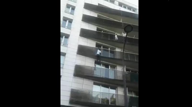 Man climbs 4 storeys in seconds to rescue dangling child in Paris (Photo: Video screengrab / Twitter - FredBC77) Man climbs 4 storeys in seconds to rescue dangling child in Paris (Photo: Video screengrab / Twitter - FredBC77)