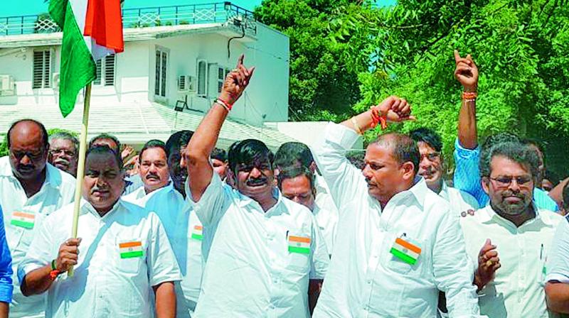 Kapu leader Mudragada Padmanabham holds the National Flag as he walks with his supporters in Kirlampudi of East Godavari on Tuesday. (Photo: DC) Kapu leader Mudragada Padmanabham holds the National Flag as he walks with his supporters in Kirlampudi of East Godavari on Tuesday. (Photo: DC)