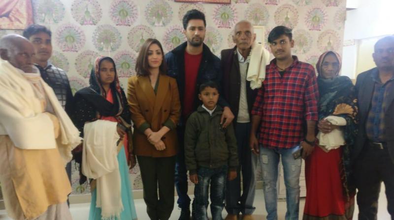 Vicky Kaushal and Yami Gautam met the families of Uri martyrs. Vicky Kaushal and Yami Gautam met the families of Uri martyrs.