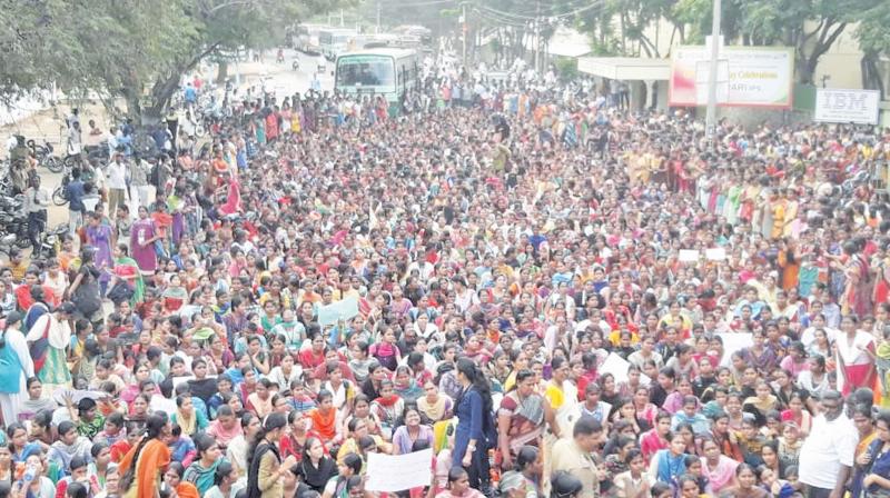 Protests on Udumalpet-Palani Road on Thursday.(Photo: DC) Protests on Udumalpet-Palani Road on Thursday.(Photo: DC)