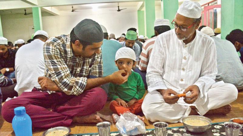 Iftar being shared by Muslims after the evening Roza prayer at a mosque in Kottivakkam on ECR. —DC Iftar being shared by Muslims after the evening Roza prayer at a mosque in Kottivakkam on ECR. —DC