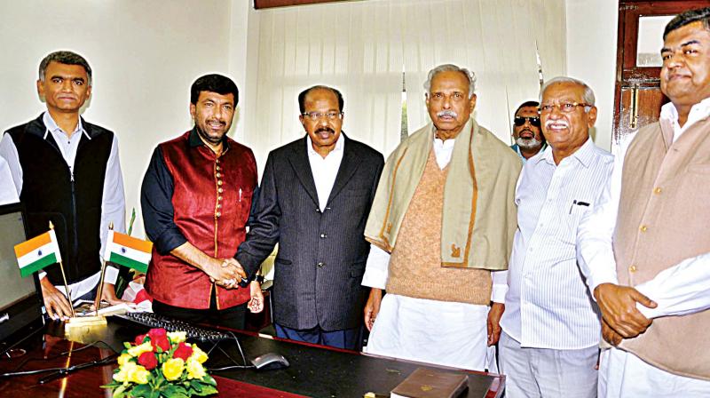 Congress leaders Krishna Byregowda, Veerappa Moily, Kagodu Thimmappa and B.K. Hariprasad and Union minister Ramesh Jigajinagi with Karnataka’s additional special representative in Delhi Saleem Ahmed in New Delhi on Thursday. Congress leaders Krishna Byregowda, Veerappa Moily, Kagodu Thimmappa and B.K. Hariprasad and Union minister Ramesh Jigajinagi with Karnataka’s additional special representative in Delhi Saleem Ahmed in New Delhi on Thursday.