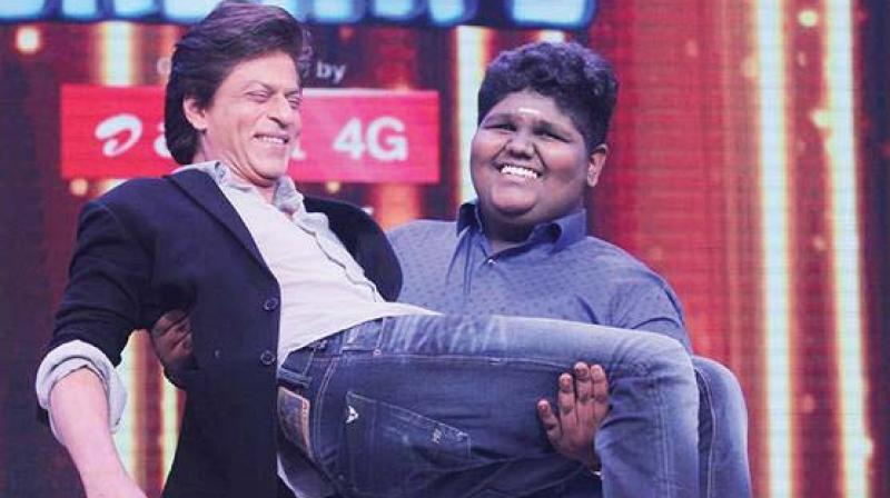 Shah Rukh Khan lifted by Vaishnav Girish. Shah Rukh Khan lifted by Vaishnav Girish.