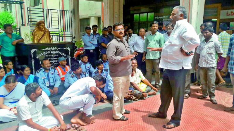 Hospital staff stage protest at Proddatur hospital against the attack on the superintendent by the orthopedic surgeon on Friday. (Photo: DC) Hospital staff stage protest at Proddatur hospital against the attack on the superintendent by the orthopedic surgeon on Friday. (Photo: DC)