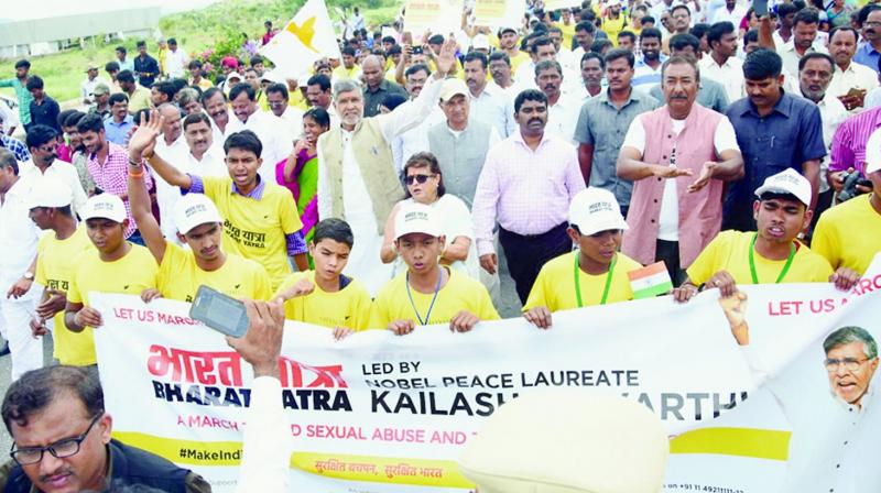 Noble laureate Kailash Satyarthi leads a rally from Kodikonda checkpost in Anantapur district after his arrival from Karnataka.(Photo: DC) Noble laureate Kailash Satyarthi leads a rally from Kodikonda checkpost in Anantapur district after his arrival from Karnataka.(Photo: DC)
