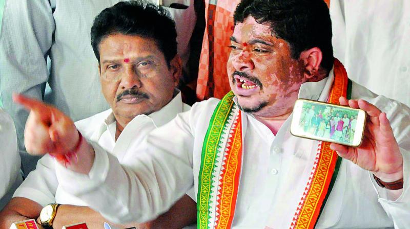 Congress ex-MP Ponnam Prabhakar speaking at a press conference in Karimnagar on Friday. (Photo: DC) Congress ex-MP Ponnam Prabhakar speaking at a press conference in Karimnagar on Friday. (Photo: DC)