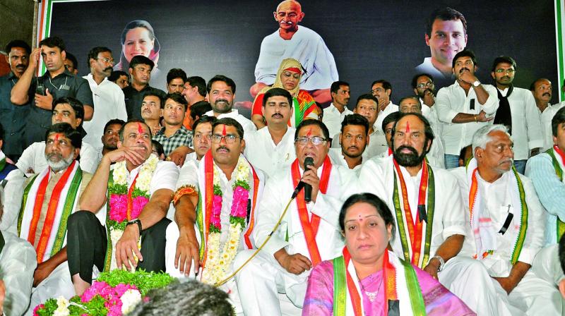 Expelled Congress MLAs Komatireddy Venkat Reddy and Sampath Kumar sit on a hunger strike along with suspended MLAs at Gandhi Bhavan. Party leaders and activists are also seen. (Photo: DC) Expelled Congress MLAs Komatireddy Venkat Reddy and Sampath Kumar sit on a hunger strike along with suspended MLAs at Gandhi Bhavan. Party leaders and activists are also seen. (Photo: DC)