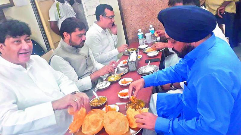 Congress leaders eating chole at a restaurant ‘in preparation’ for the fast in New Delhi on Monday. (Photo: AGENCIES) Congress leaders eating chole at a restaurant ‘in preparation’ for the fast in New Delhi on Monday. (Photo: AGENCIES)