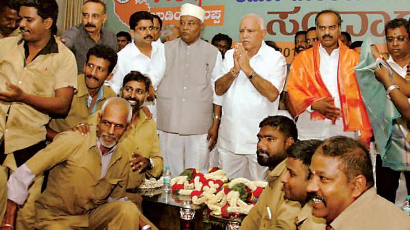 State BJP president B.S. Yeddyurappa and party leader Katta Subramanya Naidu with auto drivers in Bengaluru on Monday. (Photo: KPN) State BJP president B.S. Yeddyurappa and party leader Katta Subramanya Naidu with auto drivers in Bengaluru on Monday. (Photo: KPN)