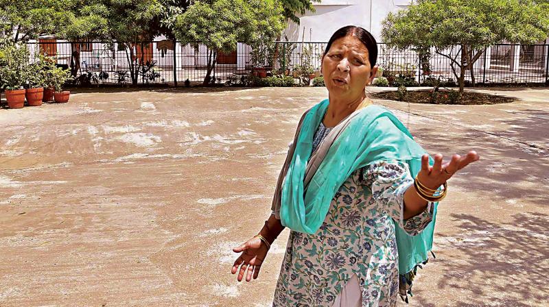 Former Bihar CM and RJD leader Rabri Devi talks to the media after security was withdrawn from her residence, in Patna on Wednesday. (Photo: PTI) Former Bihar CM and RJD leader Rabri Devi talks to the media after security was withdrawn from her residence, in Patna on Wednesday. (Photo: PTI)