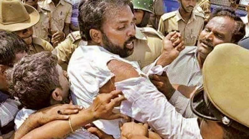 BJP MP Sriramulu being attacked by supporters of sitting MLA Thippeswamy at Nayakanahatti village in Molakalmuru constituency on Friday. (Photo: DC) BJP MP Sriramulu being attacked by supporters of sitting MLA Thippeswamy at Nayakanahatti village in Molakalmuru constituency on Friday. (Photo: DC)