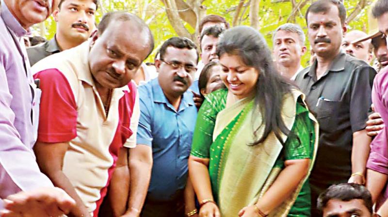 CM H.D. Kumaraswamy waters a sapling on the occasion of World Environment Day at JP Nagar in Bengaluru on Tuesday. (Photo: DC) CM H.D. Kumaraswamy waters a sapling on the occasion of World Environment Day at JP Nagar in Bengaluru on Tuesday. (Photo: DC)
