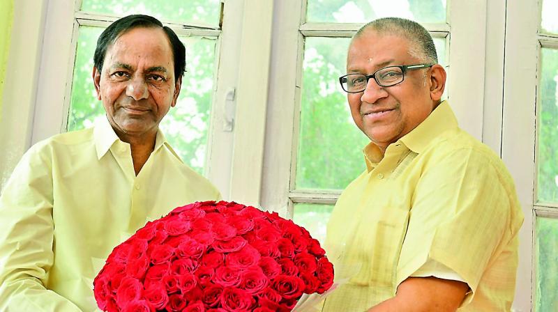 Chief Minister K. Chandrasekhar Rao pays a courtesy call to Chief Justice of HC, Justice T. Radhakrishnan at the latter’s residence on Sunday. Chief Minister K. Chandrasekhar Rao pays a courtesy call to Chief Justice of HC, Justice T. Radhakrishnan at the latter’s residence on Sunday.