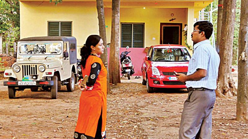 ACB officials conducting a raid at Forest Officer D. Narasimhamurthy’s Tumakuru home (Photo: KPN) ACB officials conducting a raid at Forest Officer D. Narasimhamurthy’s Tumakuru home (Photo: KPN)