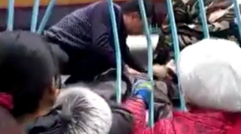 Screenshot from video shows one of the onlookers trying to revive her. (Photo: Twitter) Screenshot from video shows one of the onlookers trying to revive her. (Photo: Twitter)