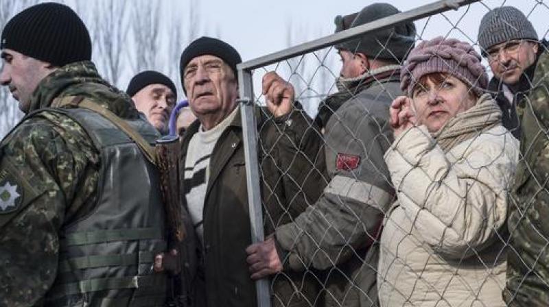 Local residents line up for help at the humanitarian aid center in Avdiivka, eastern Ukraine. (Photo: AP) Local residents line up for help at the humanitarian aid center in Avdiivka, eastern Ukraine. (Photo: AP)