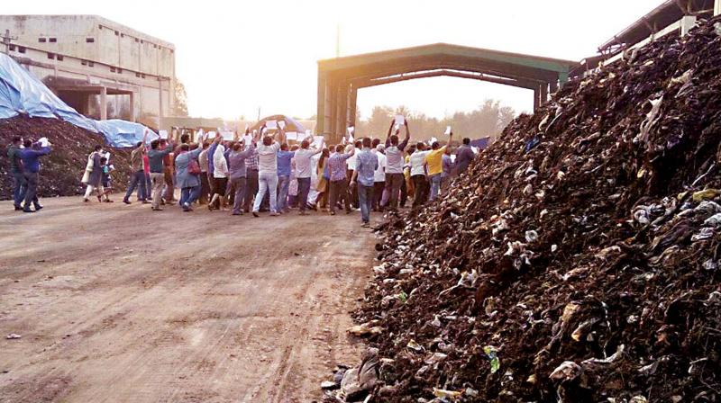 Residents of HSR layout in Bengaluru protest agaisnt KCDC’s compost plant. (Photo: DC) Residents of HSR layout in Bengaluru protest agaisnt KCDC’s compost plant. (Photo: DC)