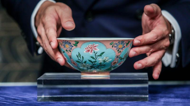 Nicolas Chow, deputy chairman for Sotheby's Asia, holds an extremely rare Qing Dynasty bowl -- one of only three known to exist -- during a media preview at Sotheby's in Hong Kong on April 3, 2018. (Photo: AFP) Nicolas Chow, deputy chairman for Sotheby's Asia, holds an extremely rare Qing Dynasty bowl -- one of only three known to exist -- during a media preview at Sotheby's in Hong Kong on April 3, 2018. (Photo: AFP)