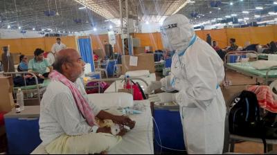 An ITBP Stress Counsellor interacts with a COVID-19 patient at Sardar Patel Covid Care Centre, Radha Soami Beas, Chhatarpur, New Delhi, Monday, May 17, 2021. (Photo: PTI)