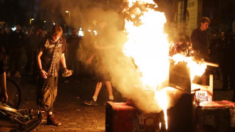Protestors burn a barricade during a protest against the G-20 summit in Hamburg, northern Germany, Thursday (Photo:AP) Protestors burn a barricade during a protest against the G-20 summit in Hamburg, northern Germany, Thursday (Photo:AP)