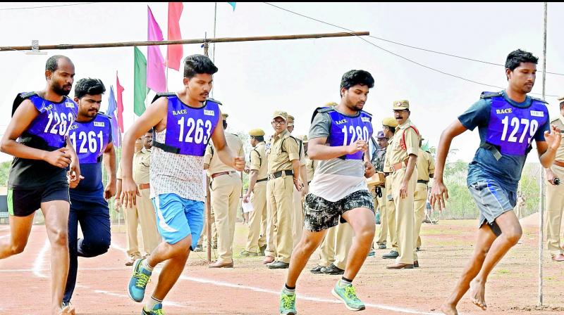 Candidates aspiring for the police constable posts participate in the physical fitness test at a police training center. (DC) Candidates aspiring for the police constable posts participate in the physical fitness test at a police training center. (DC)