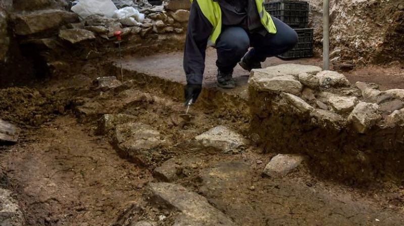 Hundreds of years after the barrow was built, someone from the 12th or 13th century came back to this site and dug into it to bury this pot (Photo: AFP) Hundreds of years after the barrow was built, someone from the 12th or 13th century came back to this site and dug into it to bury this pot (Photo: AFP)